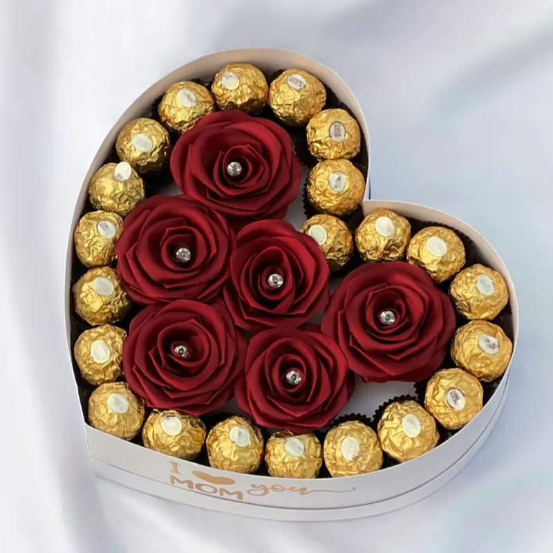 Caja con rosas y bombones por los bordes 