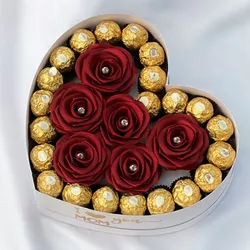 Caja con rosas y bombones por los bordes 