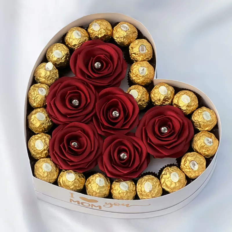 Caja con rosas y bombones por los bordes 