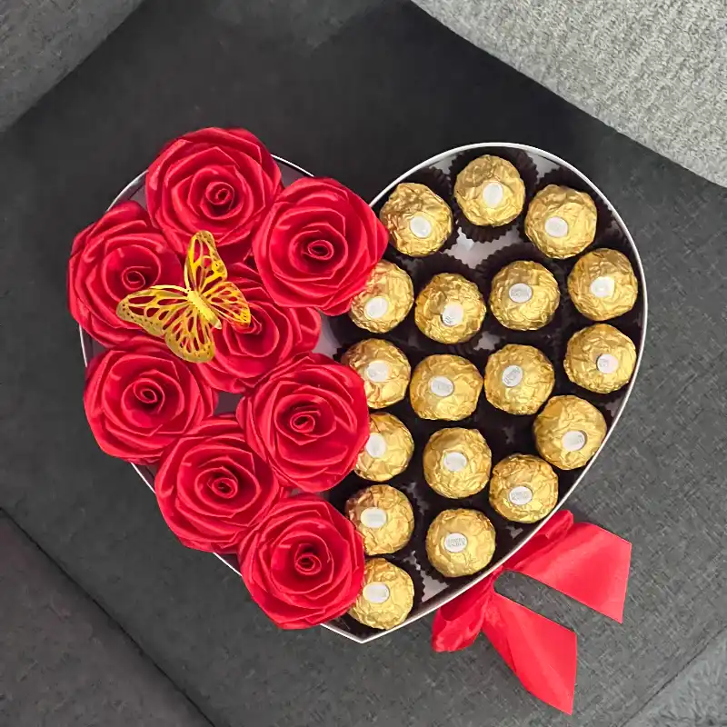 Corazón mediano mitad rosas mitad bombones