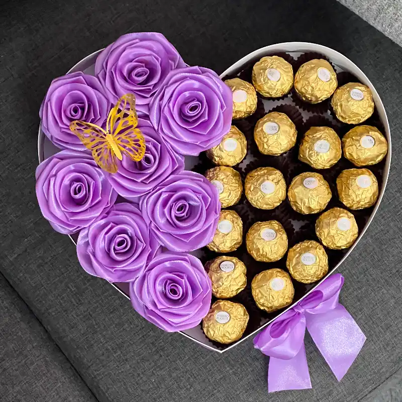 Corazón mediano mitad rosas mitad bombones
