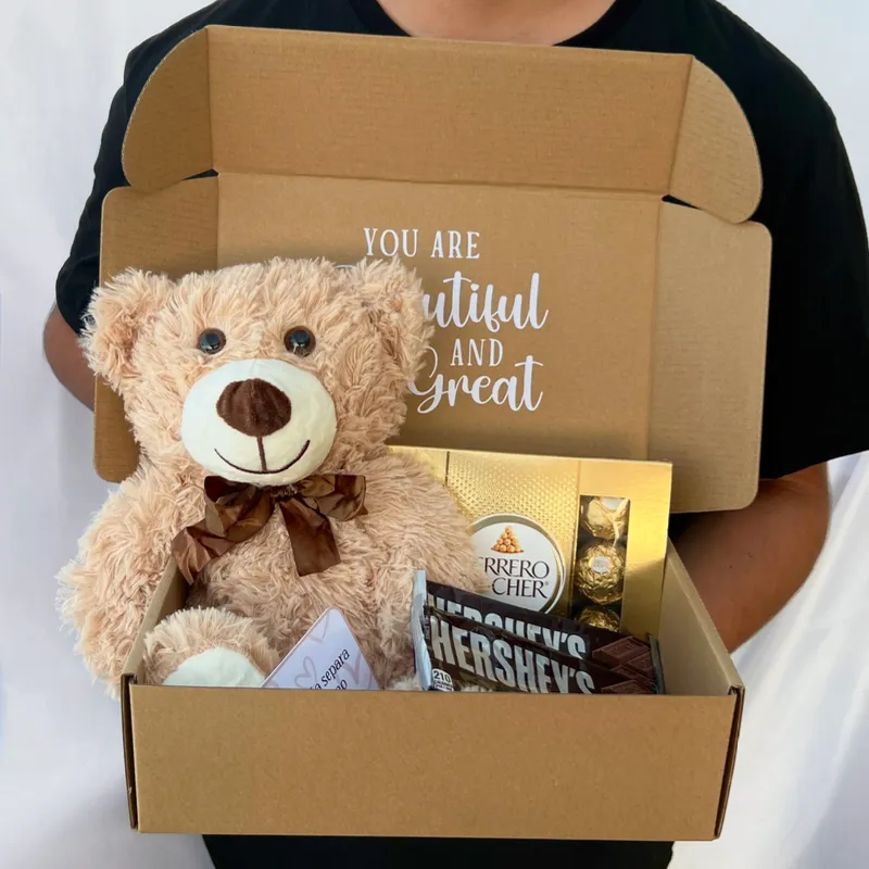 Caja de cartón con peluche 