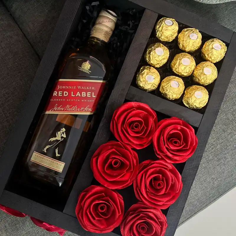 Caja negra de madera con divisiones con botella JOHNNY WALKER