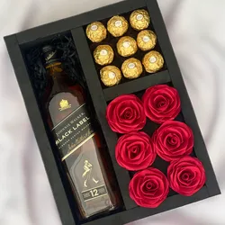 Caja negra de madera con divisiones con botella JOHNNY WALKER