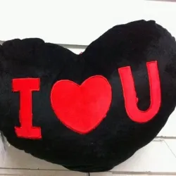 Cojines negros en forma de corazón