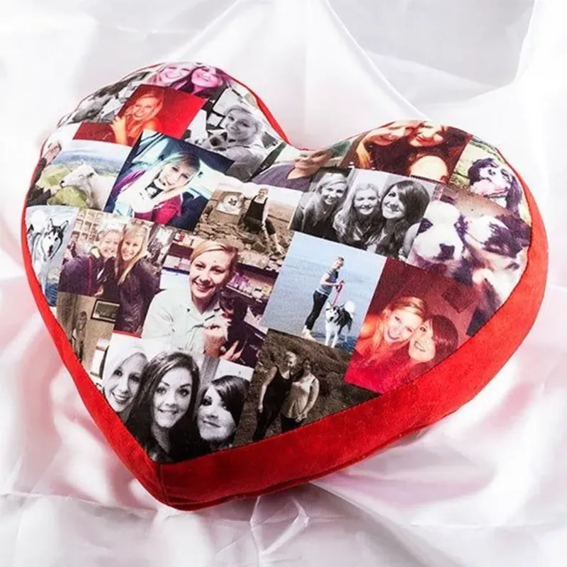 Cojines rojos en forma de corazón