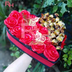 Corazón con rosas y bombones