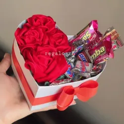 Corazón de rosas y confituras 