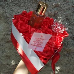 Corazón de rosas y perfume