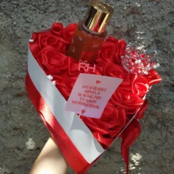 Corazón de rosas y perfume