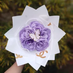 Ramos de 5 rosas eternas con malla de perlas