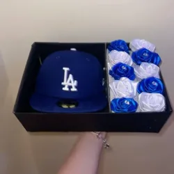 Rosas y gorra