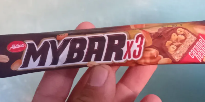 Barra chocolate con crema leche en el centro y Mani