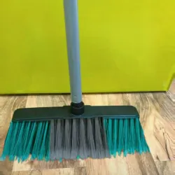 Escobas importadas