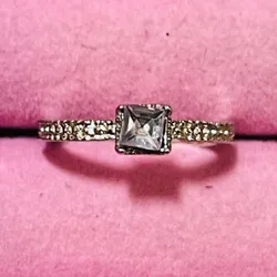 Anillo con piedra cuadrada