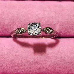 Anillo con piedra en el centro