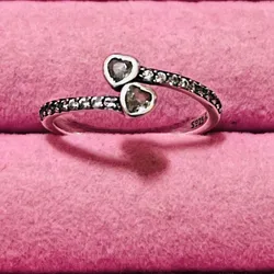 Anillo de corazones y piedra