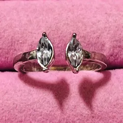 Anillo de dos piedras