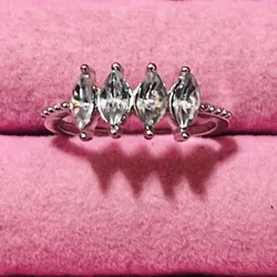 Anillo de triángulos con piedras