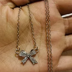 Colgante en forma de lazo con brillos