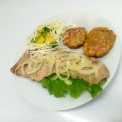 Bistec de cerdo encebollado