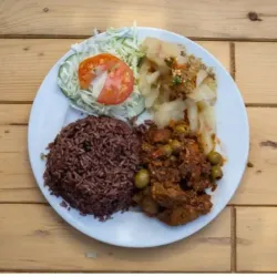Fricasé de cerdo con aceitunas al carbón 