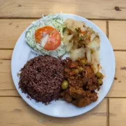 Fricasé de cordero con aceitunas y cebolla 