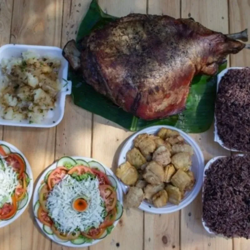 Paleta de cerdo asada para 12 personas