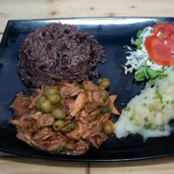 Ropa vieja de cordero con aceitunas y cebolla 