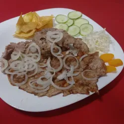 Bistec de cerdo encebollado