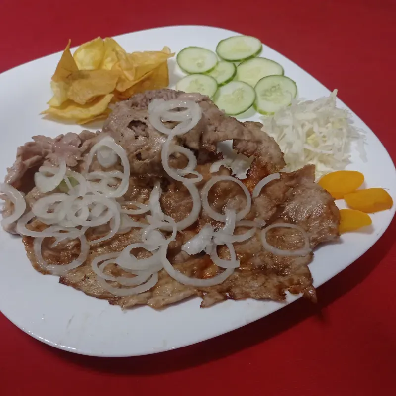 Bistec de cerdo encebollado