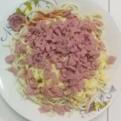 Espaguetis con jamón y queso