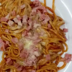 Espaguetis con jamón y queso
