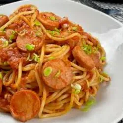 Espagueti con salchicha