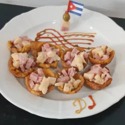 Tostones Rellenos con Jamón y Queso