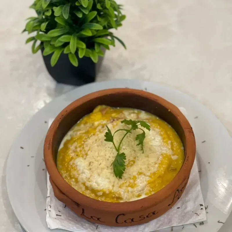 Crema de calabaza con queso parmesano y jamon serrano