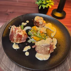 Rollos de pechuga con jamon serrano y jamon vicky