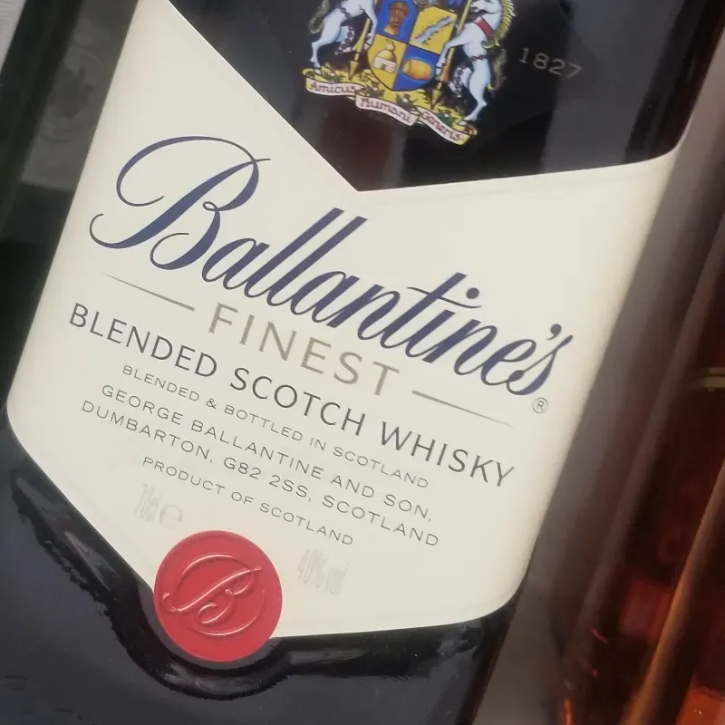 Whisky  Ballantines + un energizante