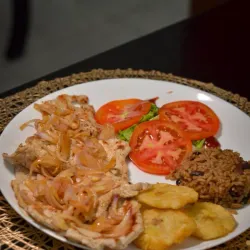 BISTEC DE CERDO ENCEBOLLADO