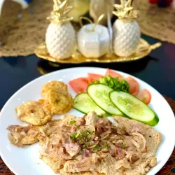 BISTEC DE CERDO ENCEBOLLADO