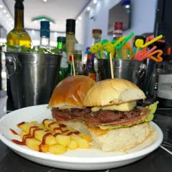 HAMBURGUESA CON JAMÓN Y QUESO