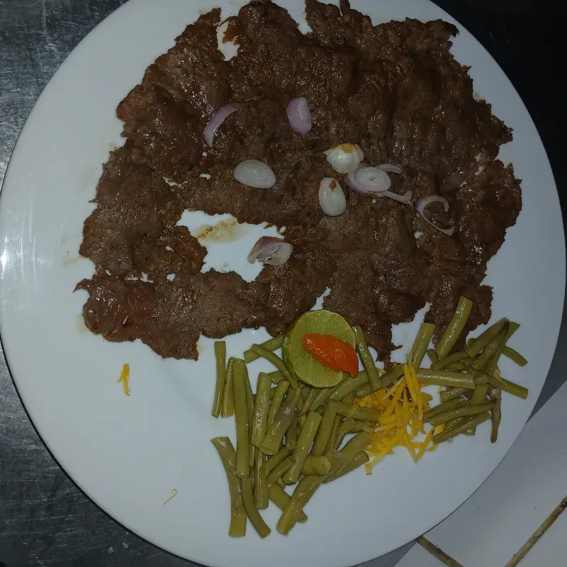 BISTEC DE RES CON CEBOLLA/BEEF STEAK WITH ONION
