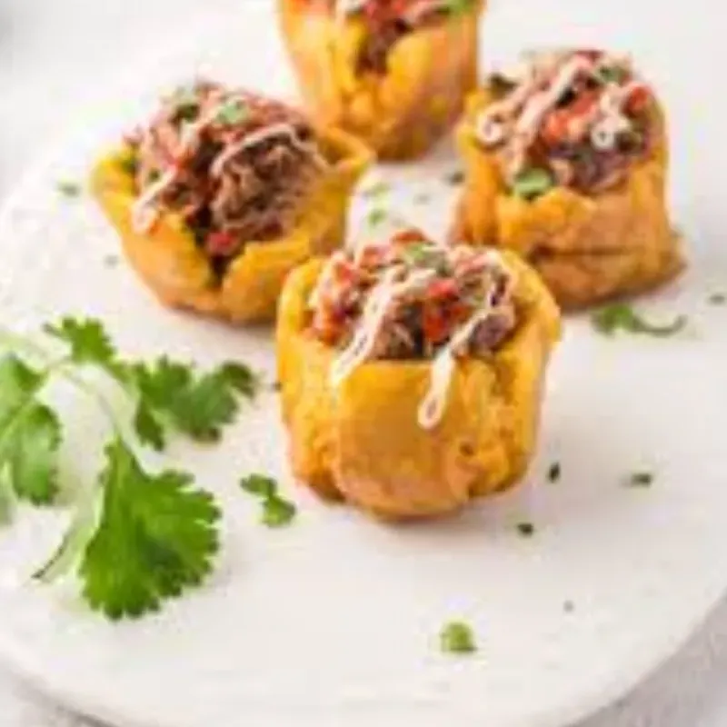 TOSTONES RELLENOS/MATCH BANANA FILLED WHITH BEET MINCE