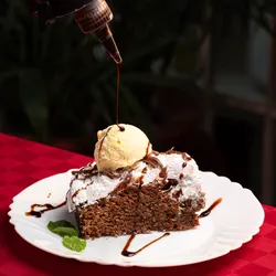 Brownie de chocolate con helado 