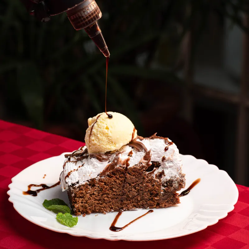 Brownie de chocolate con helado 