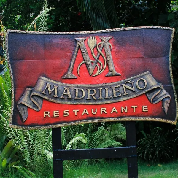 Restaurante de cocina internacional, platos tradicionales españoles, cubanos e italianos. De 11:30am a 11:00pm. .