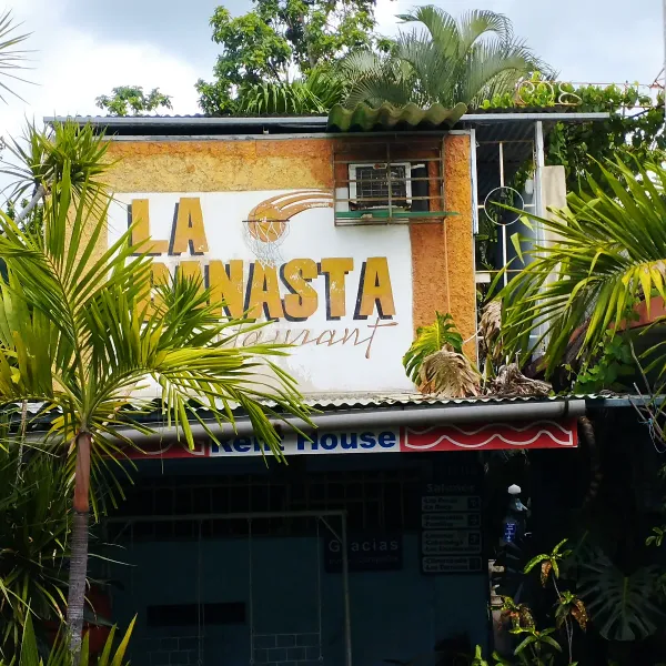 Bienvenidos al perfil en linea del Restaurante- Bar La canasta.
Nos encontramos ubicados en👇🏻
📍Fernández Marcane, #53, esq.9 Santa Barbara, Santiago de Cuba.
🗓 Abiertos Todos los días 
⏰11am-11pm  
🤳🏻 22642964/58558431