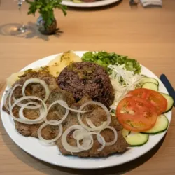 Bistec de Res Encebollado