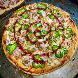 Pizza Napolitana con [Jamón, Aceitunas y Vegetales]