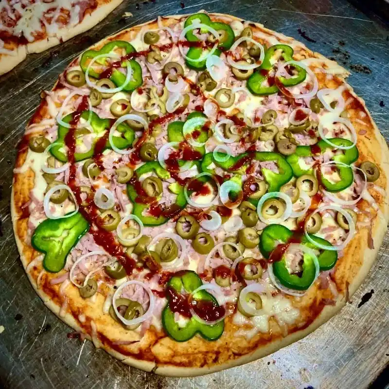 Pizza Napolitana con [Jamón, Aceitunas y Vegetales]